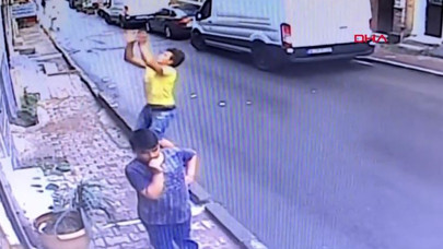 İkinci kattan düşen bebeği havada yakaladı